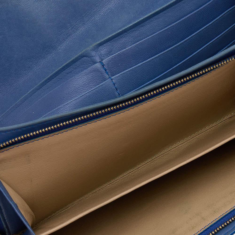Stylish and functional, this continental wallet from Bottega Veneta is simply amazing. It is crafted from blue leather in a compact silhouette and styled with the signature Intrecciato pattern. The leather interior houses a zip pocket, slip pockets,