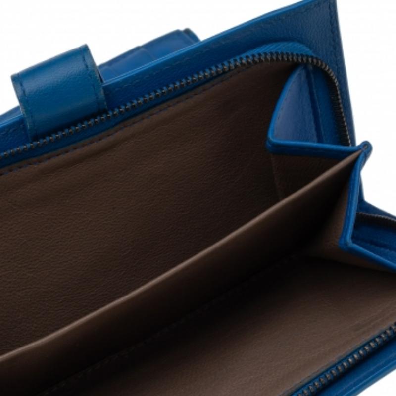 Realizzato in pelle Intrecciato, questo portafoglio continentale di Bottega Veneta ha un fascino di lusso immediatamente riconoscibile. Il portafoglio resistente è attrezzato per contenere in modo ordinato carte, monete e banconote.