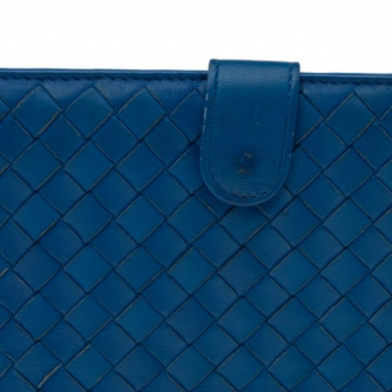 Portafoglio continentale in pelle Intrecciato blu di Bottega Veneta In condizioni discrete a Dubai, Al Qouz 2