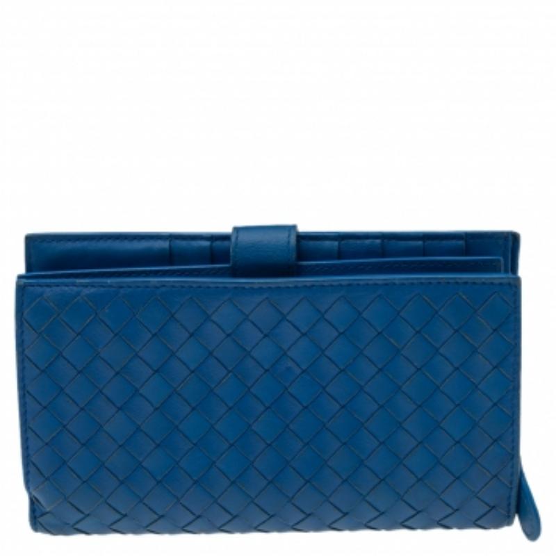 Donna Portafoglio continentale in pelle Intrecciato blu di Bottega Veneta