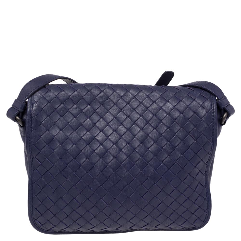 This Bottega Veneta crossbody bag presents the label's artistry in fine craftsmanship and classic designs. Woven in their Intrecciato technique, it features a blue shade, a shoulder strap, and a front flap that opens to reveal a well-sized interior