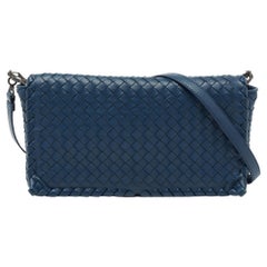 Umhängetasche aus blauem Intrecciato-Leder mit Klappe von Bottega Veneta