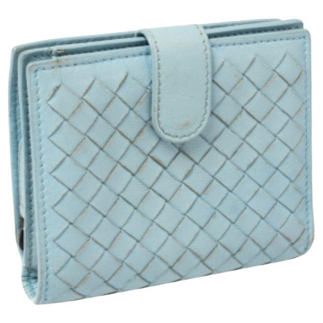 The exquisite Bottega Veneta French wallet is a smart creation to secure your belongings with grace and comfort. The blue Intrecciato-detailed leather wallet opens on one side with a zip. The other side opens to a bifold wallet with sections made to