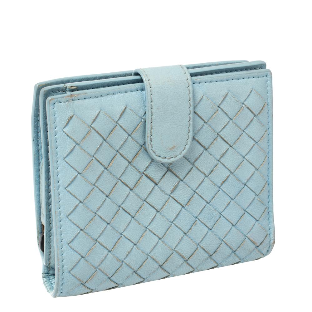 The exquisite Bottega Veneta French wallet is a smart creation to secure your belongings with grace and comfort. The blue Intrecciato-detailed leather wallet opens on one side with a zip. The other side opens to a bifold wallet with sections made to