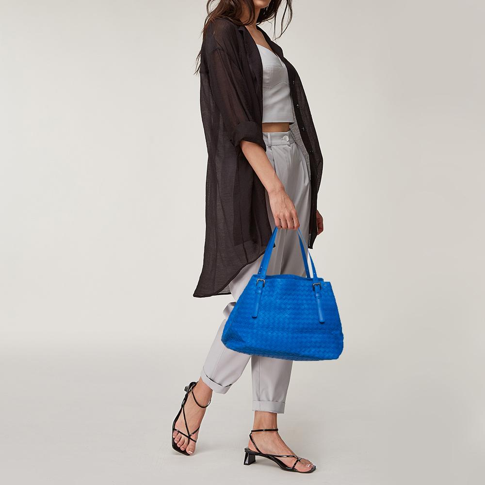 Bottega Veneta's Cesta tote is made for a modern woman like you. Crafted from leather in the signature Intrecciato weave, it features a blue shade and a capacious interior for your belongings. The tote suspends from dual handles so that you can