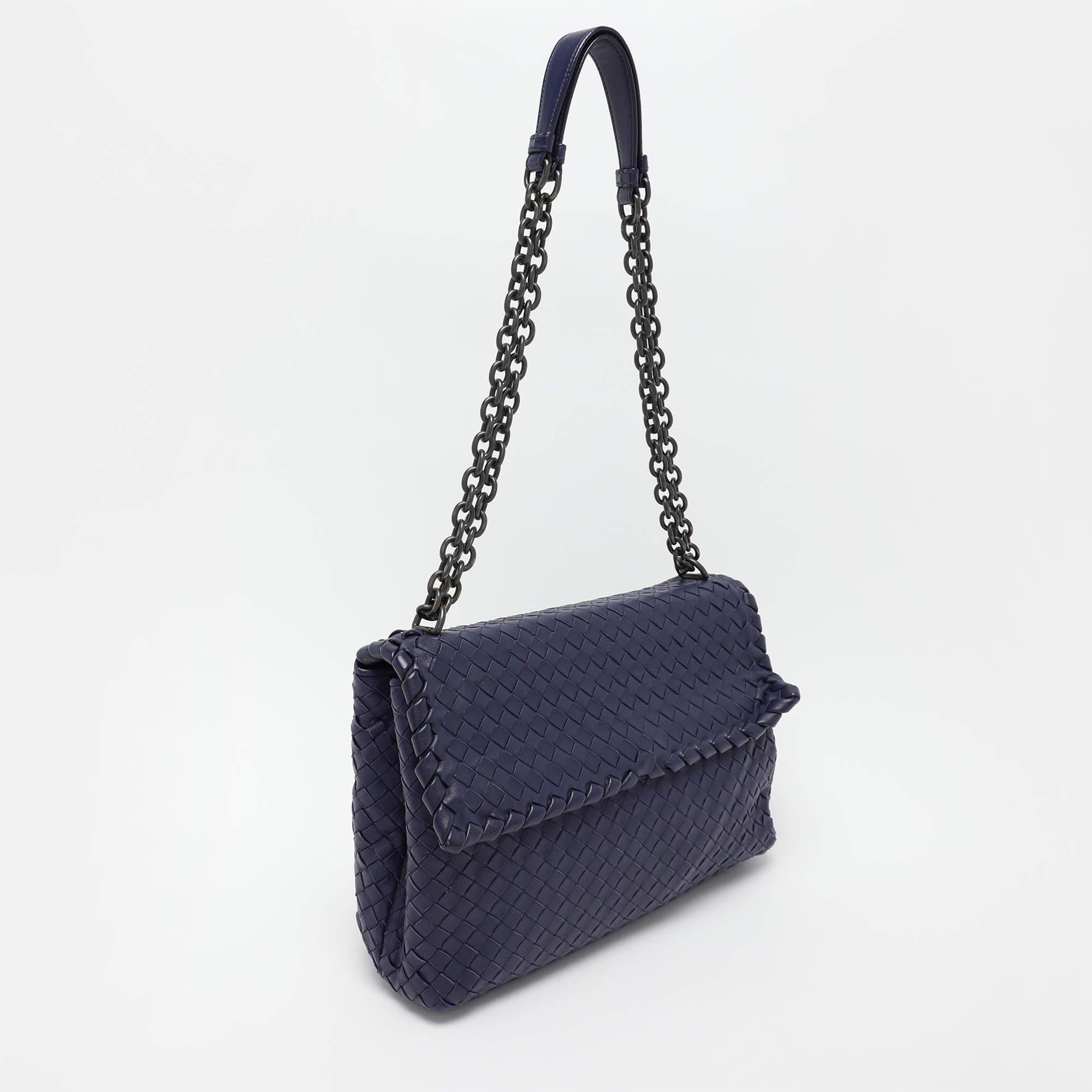 Nero Bottega Veneta Borsa a tracolla media Olimpia in pelle Intrecciato Blu in vendita