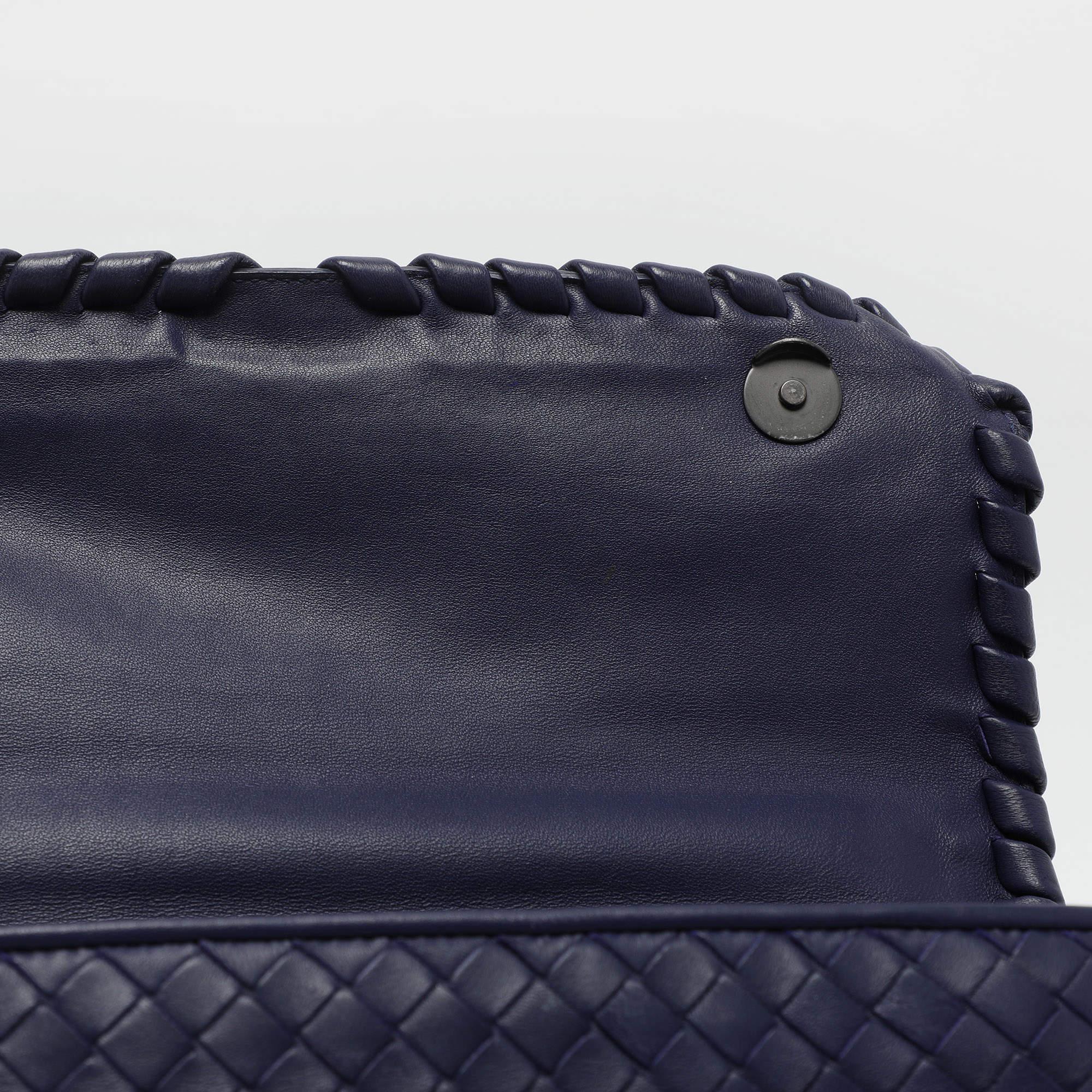 Bottega Veneta Borsa a tracolla media Olimpia in pelle Intrecciato Blu in vendita 3