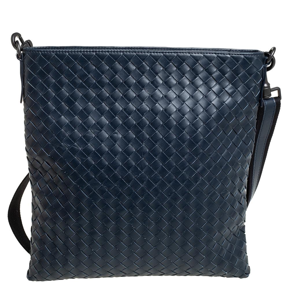 This Bottega Veneta messenger bag is the perfect companion for the stylish man on the go. It is very practical and chic. It features Bottega's signature woven Intrecciato leather on the exterior with a large flat adjustable shoulder strap, and a