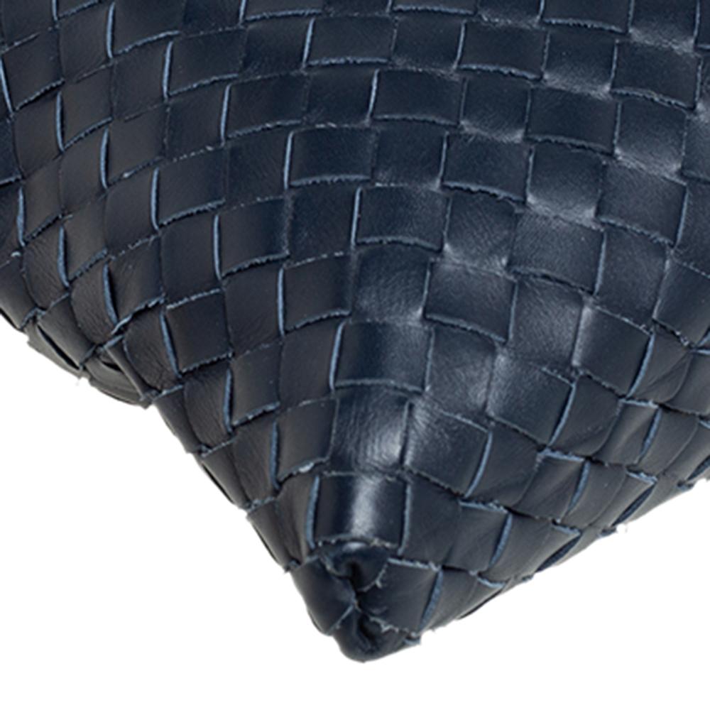 Bottega Veneta Blue Intrecciato Leather Messenger Bag In Good Condition In Dubai, Al Qouz 2