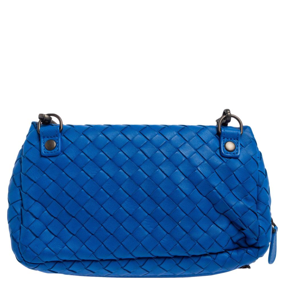 Incorporate elegance and charm into your look as you style this crossbody bag from Bottega Veneta. Designed lavishly using blue Intrecciato leather, this mini flap bag is capable of redefining your look in seconds. The appearance of this bag is