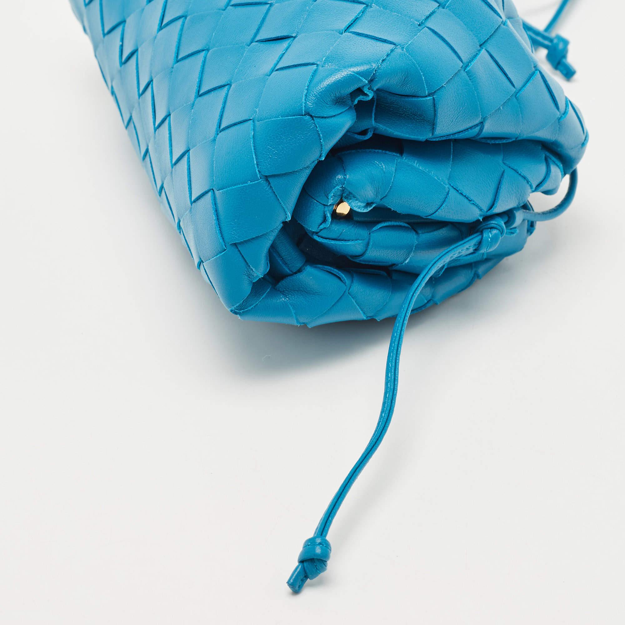 Bottega Veneta Blaue Intrecciato Mini-The Pouch-Tasche aus Leder 5