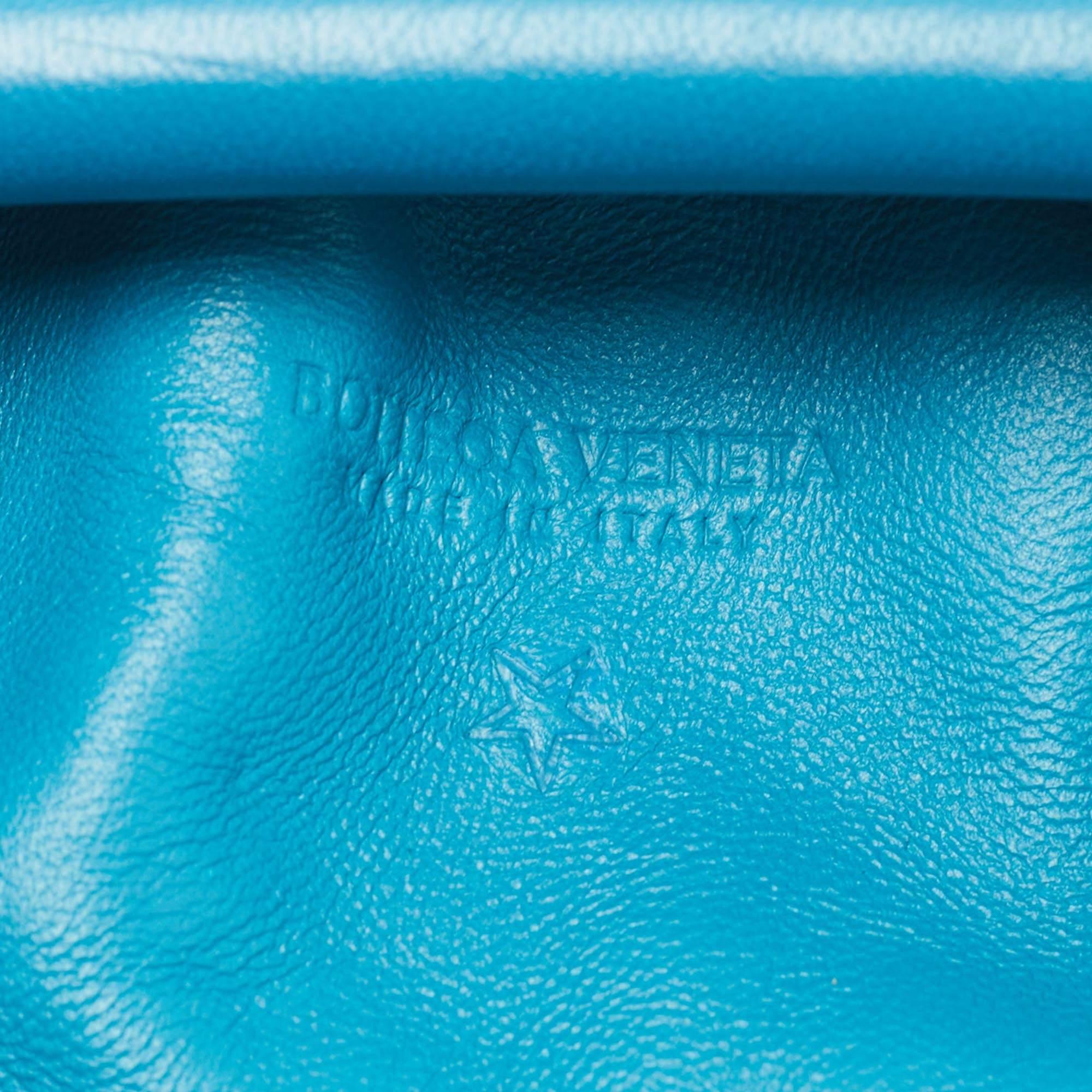Bottega Veneta Blaue Intrecciato Mini-The Pouch-Tasche aus Leder 6