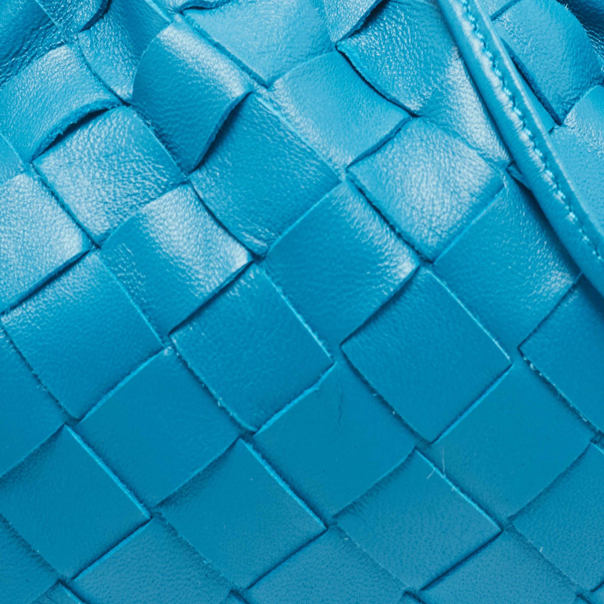 Bottega Veneta Blaue Intrecciato Mini-The Pouch-Tasche aus Leder 7