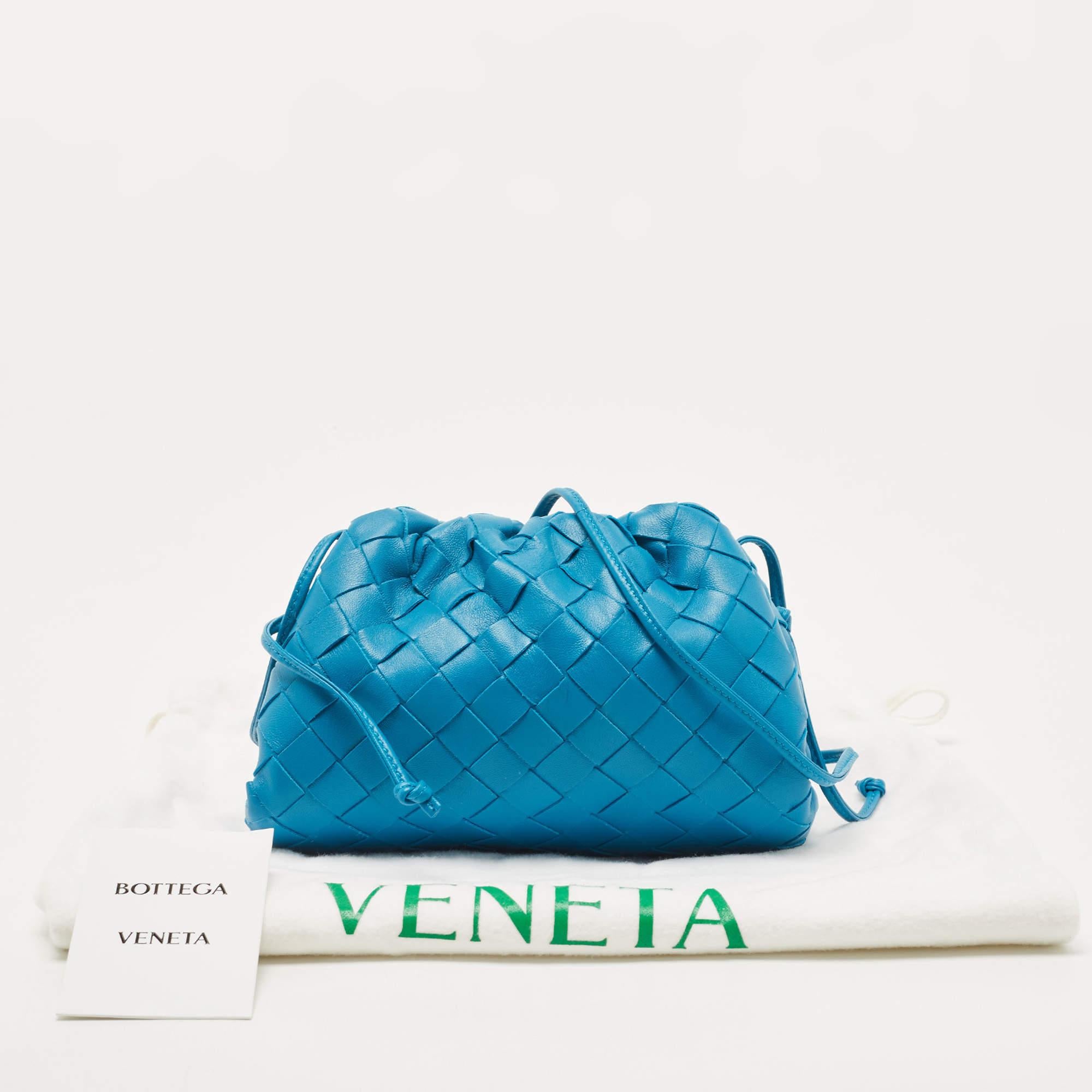 Bottega Veneta Blaue Intrecciato Mini-The Pouch-Tasche aus Leder 8