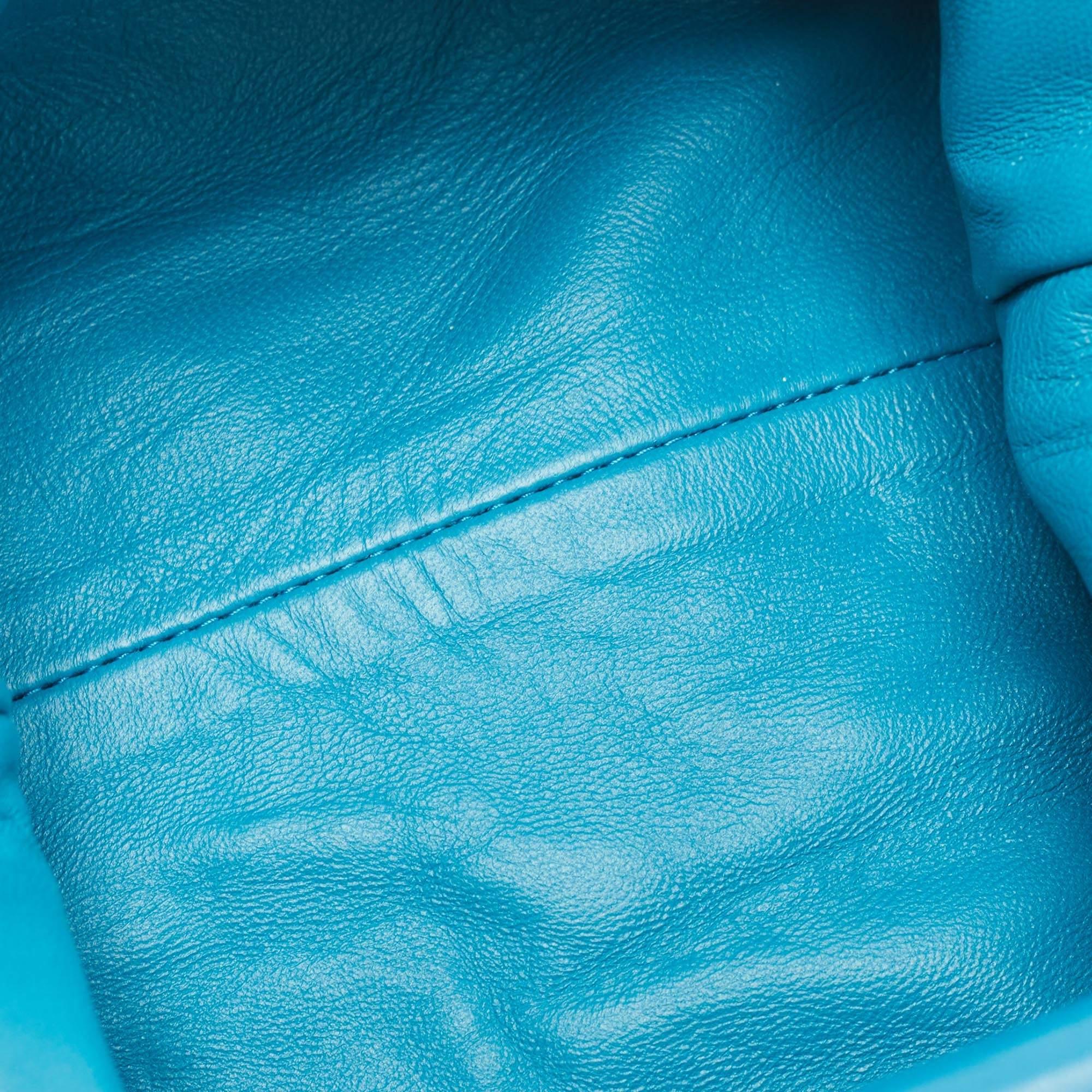 Bottega Veneta Blaue Intrecciato Mini-The Pouch-Tasche aus Leder im Zustand „Neu“ in Dubai, Al Qouz 2