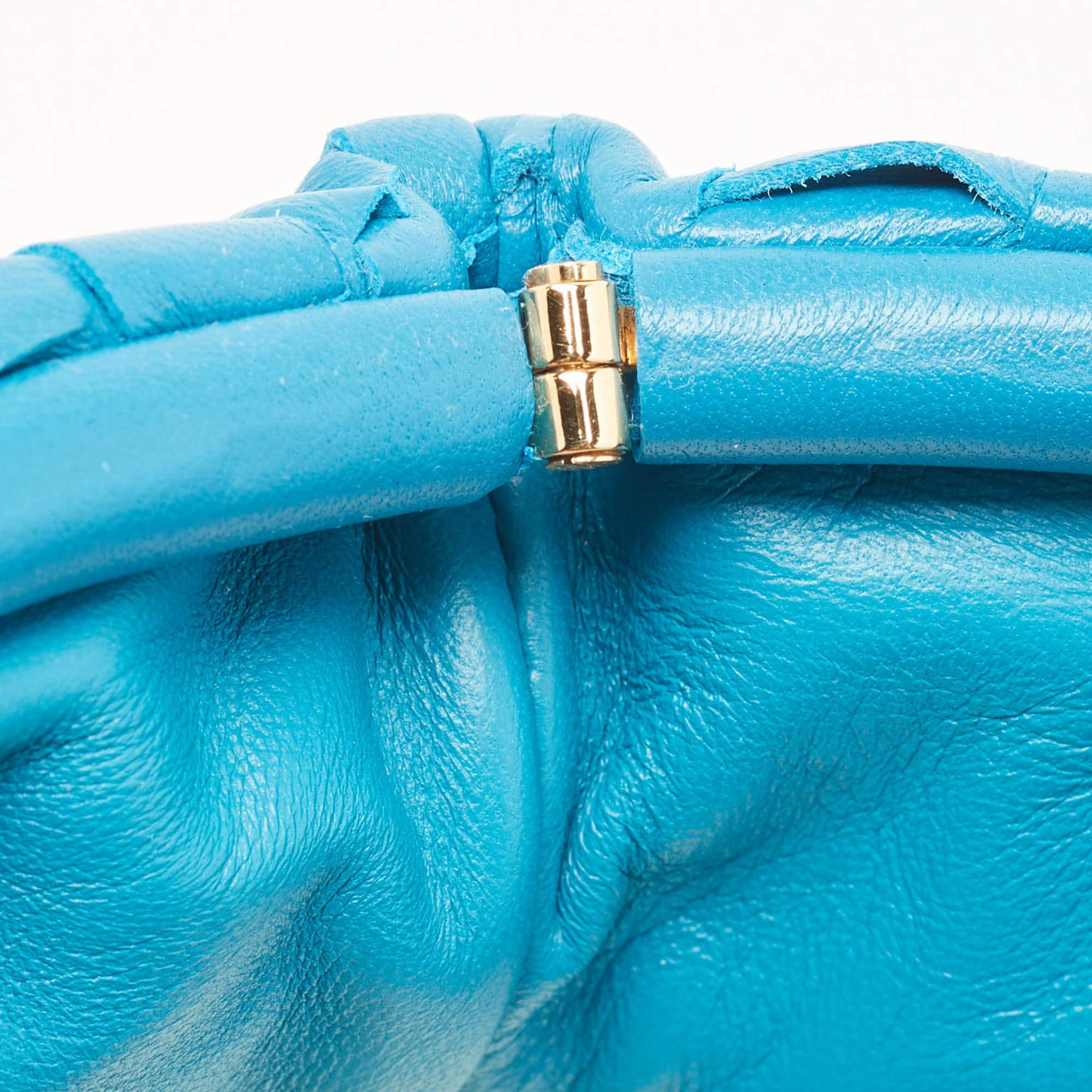 Bottega Veneta Blaue Intrecciato Mini-The Pouch-Tasche aus Leder 1