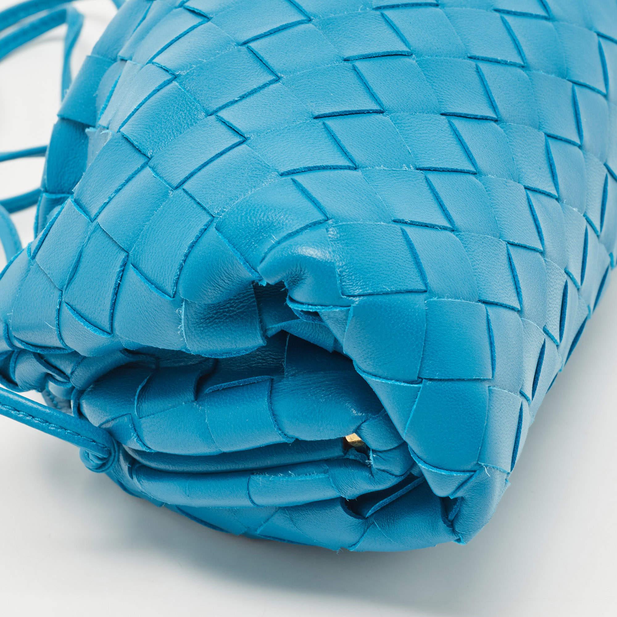 Bottega Veneta Blaue Intrecciato Mini-The Pouch-Tasche aus Leder 4