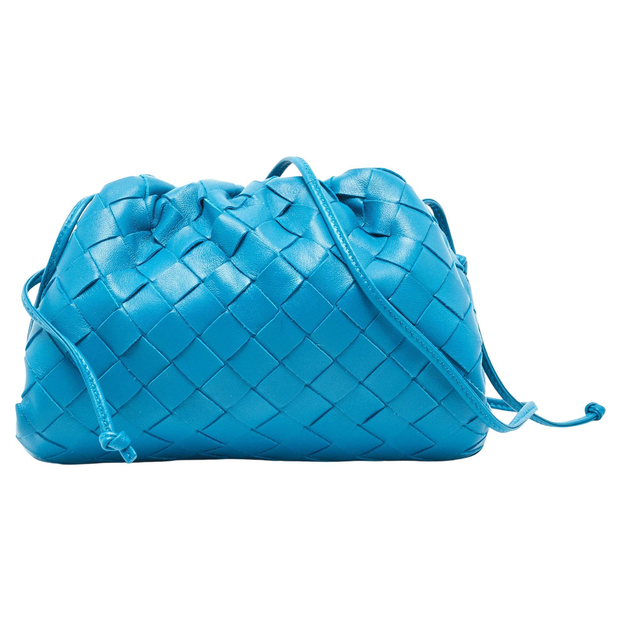 Bottega Veneta Blaue Intrecciato Mini-The Pouch-Tasche aus Leder