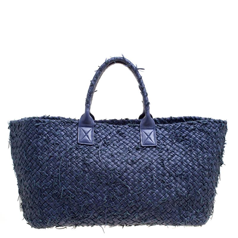 One look at this Cabat tote from Bottega Veneta and you'll know why it is a limited-edition piece. It is high in style and magnificent in appeal. Crafted from blue leather using their Intrecciato weaving technique and held by two rolled handles, it