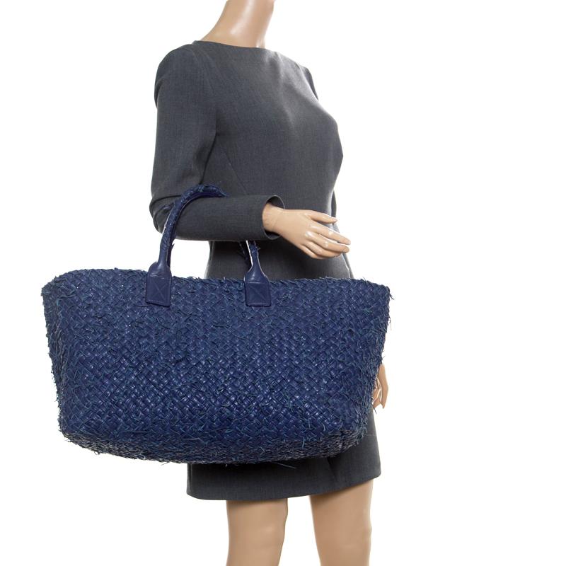 Bottega Veneta Blue Intrecciato Leather Oversized Limited Edition Cabat Tote In Good Condition In Dubai, Al Qouz 2