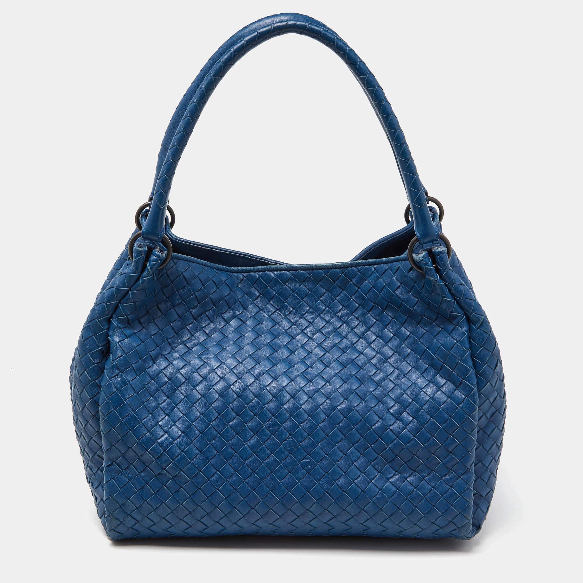Crafted from quality materials, your wardrobe is missing out on this beautifully made Bottega Veneta bag. Look your fashionable best in any outfit, with this stylish shoulder bag that promises to elevate your ensemble.

