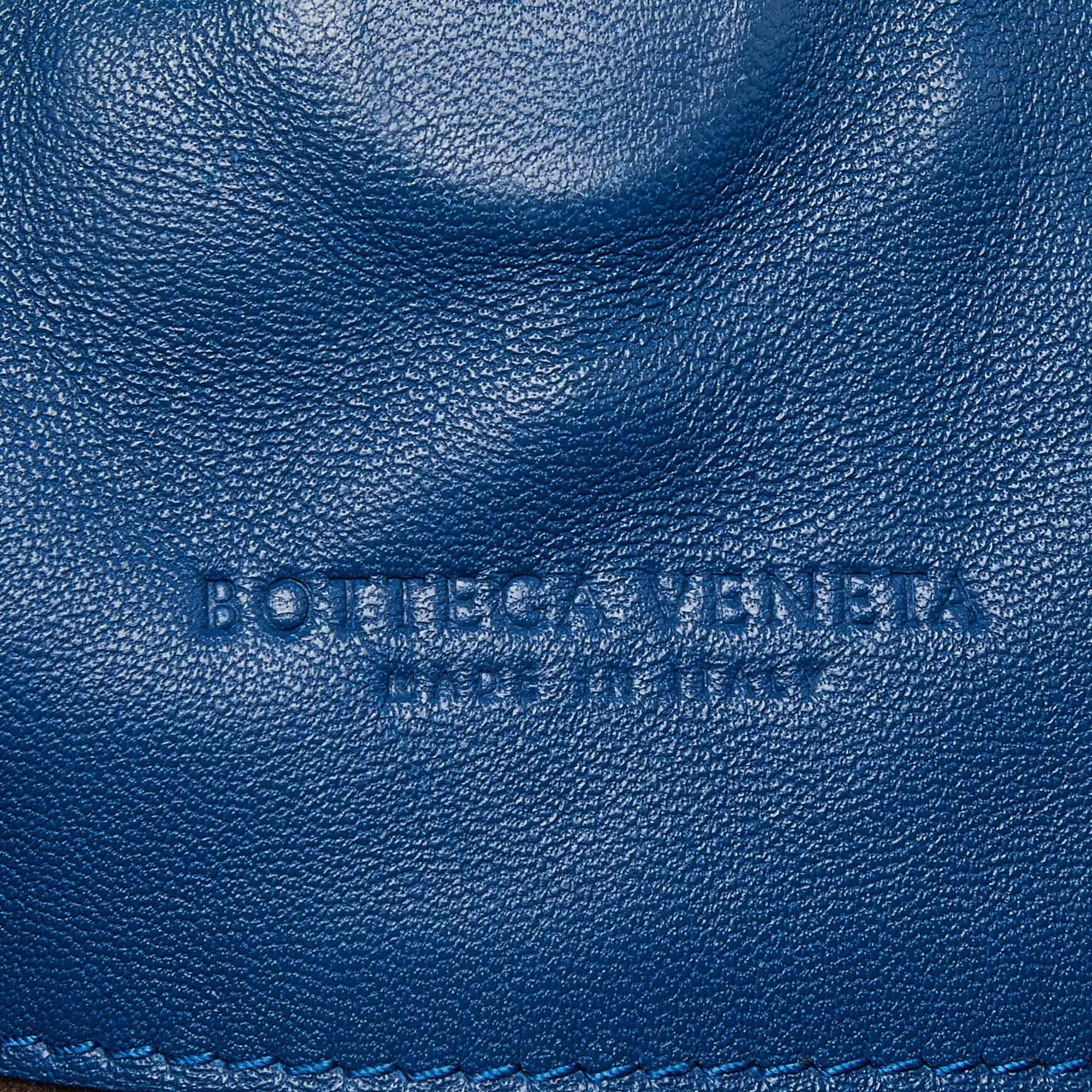 Bottega Veneta Blaue Intrecciato Fallschirmtasche aus Leder im Angebot 2