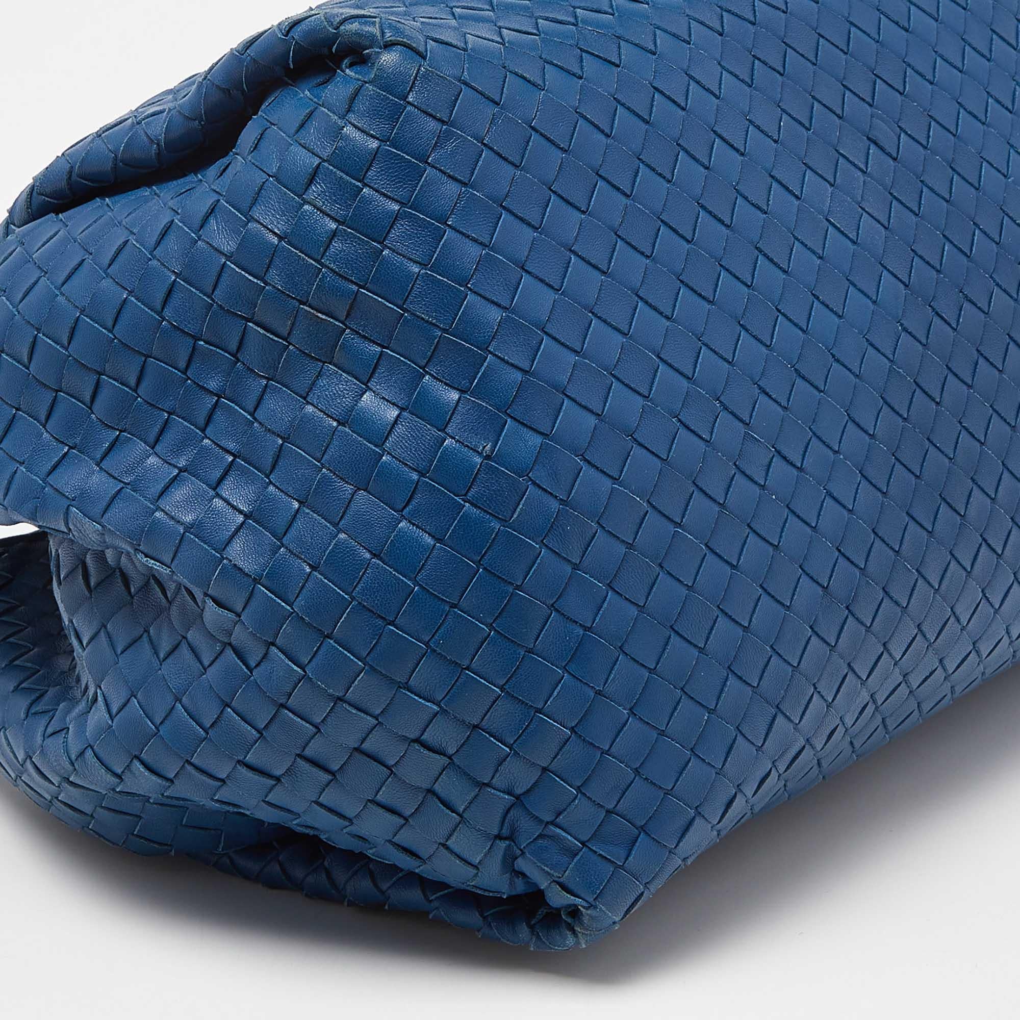 Bottega Veneta Blaue Intrecciato Fallschirmtasche aus Leder im Angebot 4