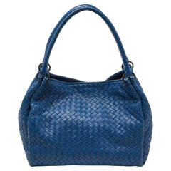 Bottega Veneta Blaue Intrecciato Fallschirmtasche aus Leder