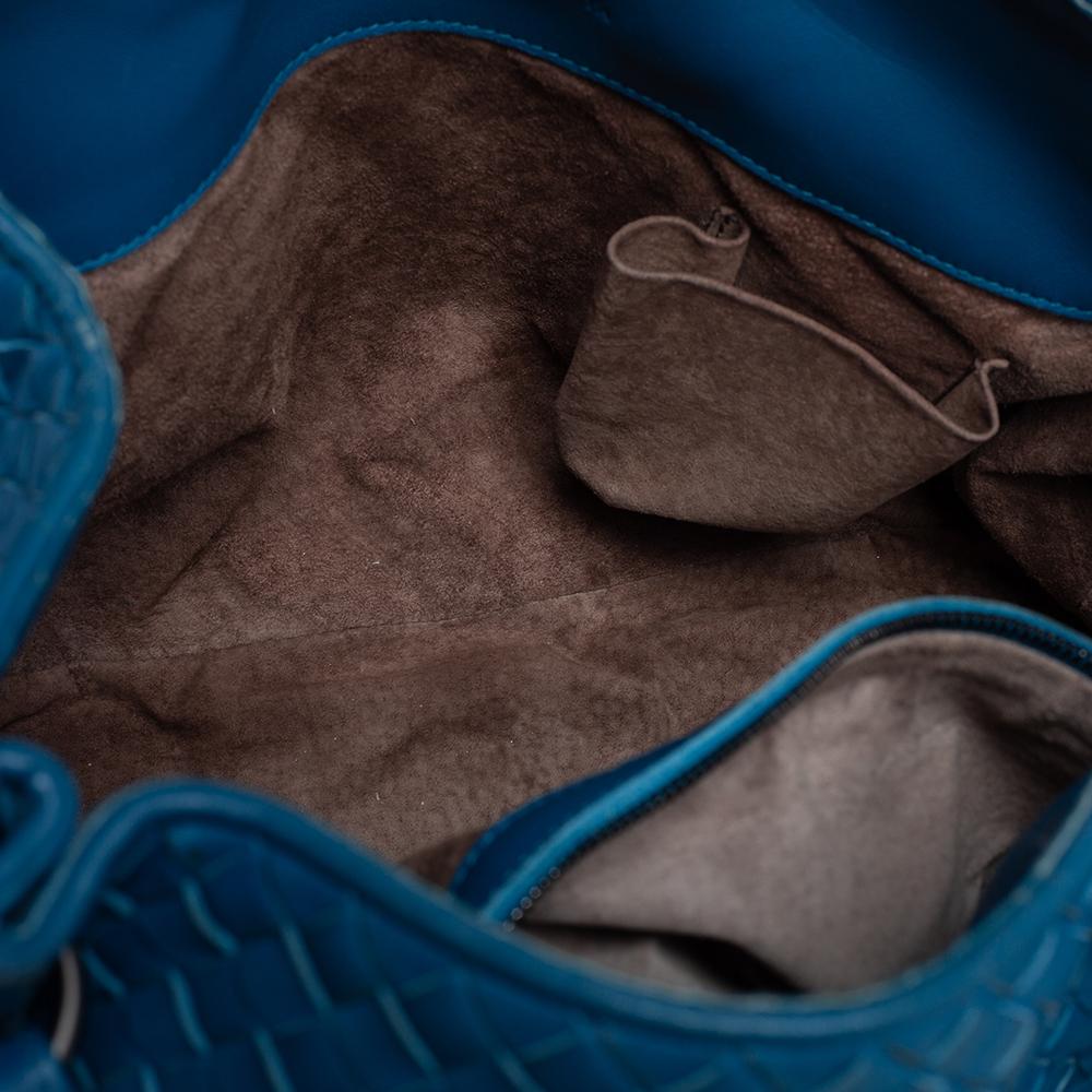 Bottega Veneta Blue Intrecciato Leather Parachute Shoulder Bag In Fair Condition In Dubai, Al Qouz 2