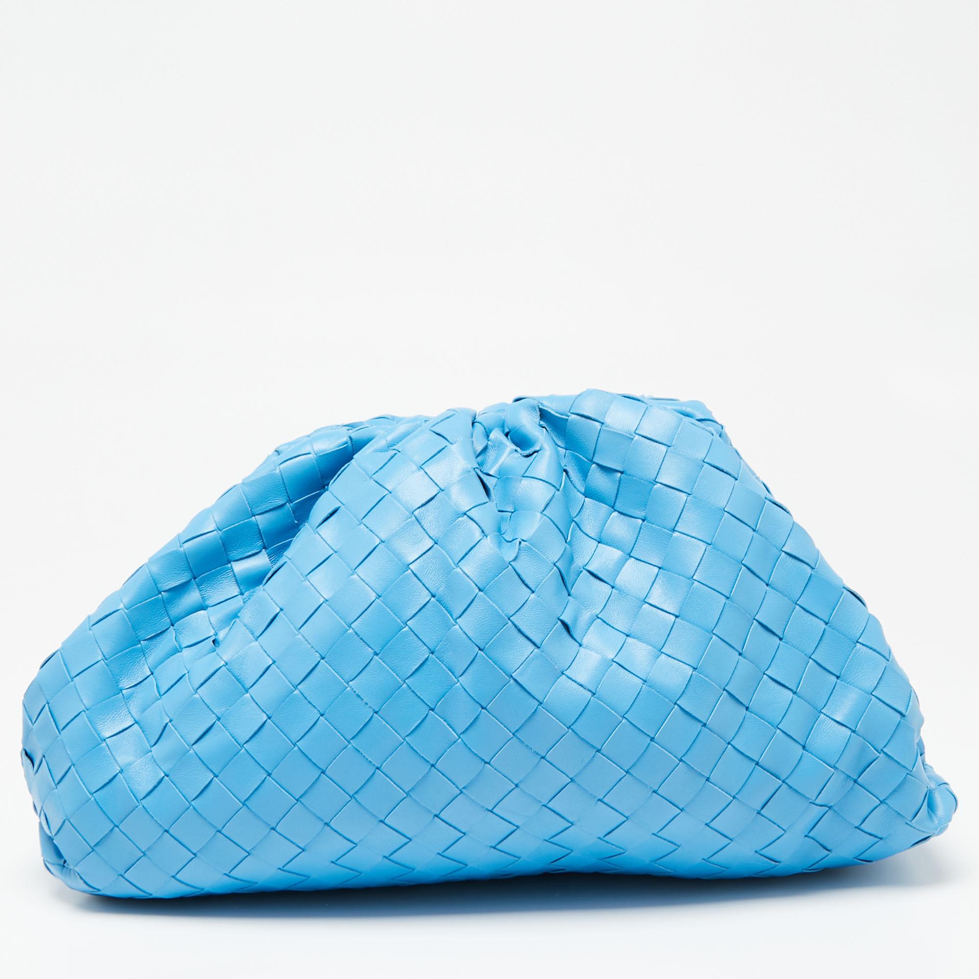 Timeless elegance and contemporary shape come paired together in this Bottega Veneta clutch. Created from Intrecciato leather into a pouch silhouette, this blue creation will be your favorite grab-and-go companion. The perfectly sized interior of