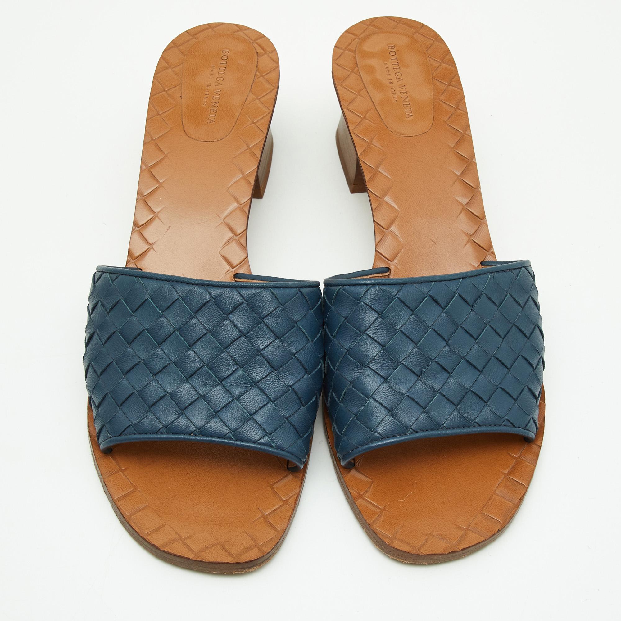 Enhance your casual looks with a touch of high style with these Bottega Veneta slides. Rendered in quality material with a lovely hue adorning its expanse, this pair is a must-have!

