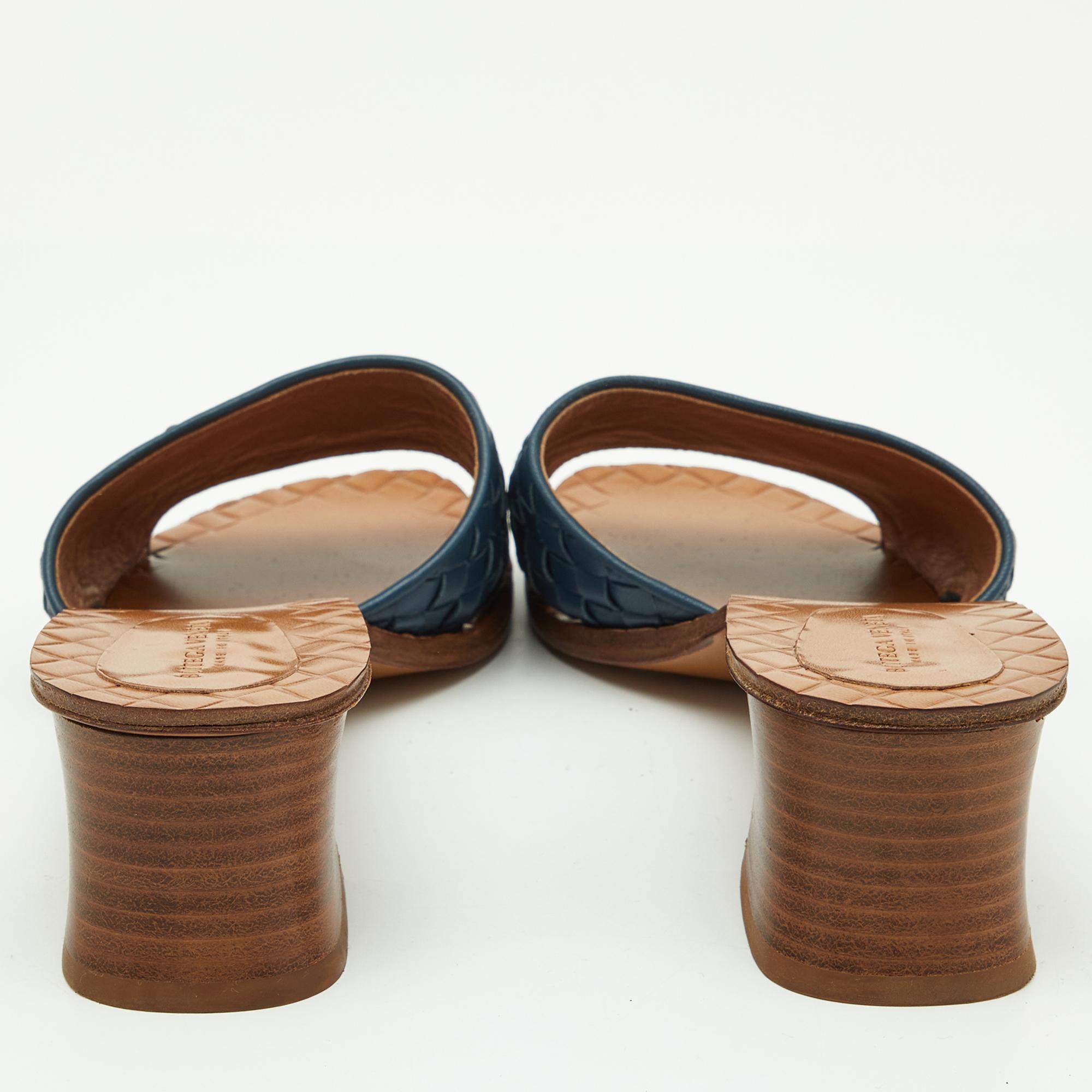 Bottega Veneta Blue Intrecciato Leather Ravello Slides Size 41 In Good Condition In Dubai, Al Qouz 2