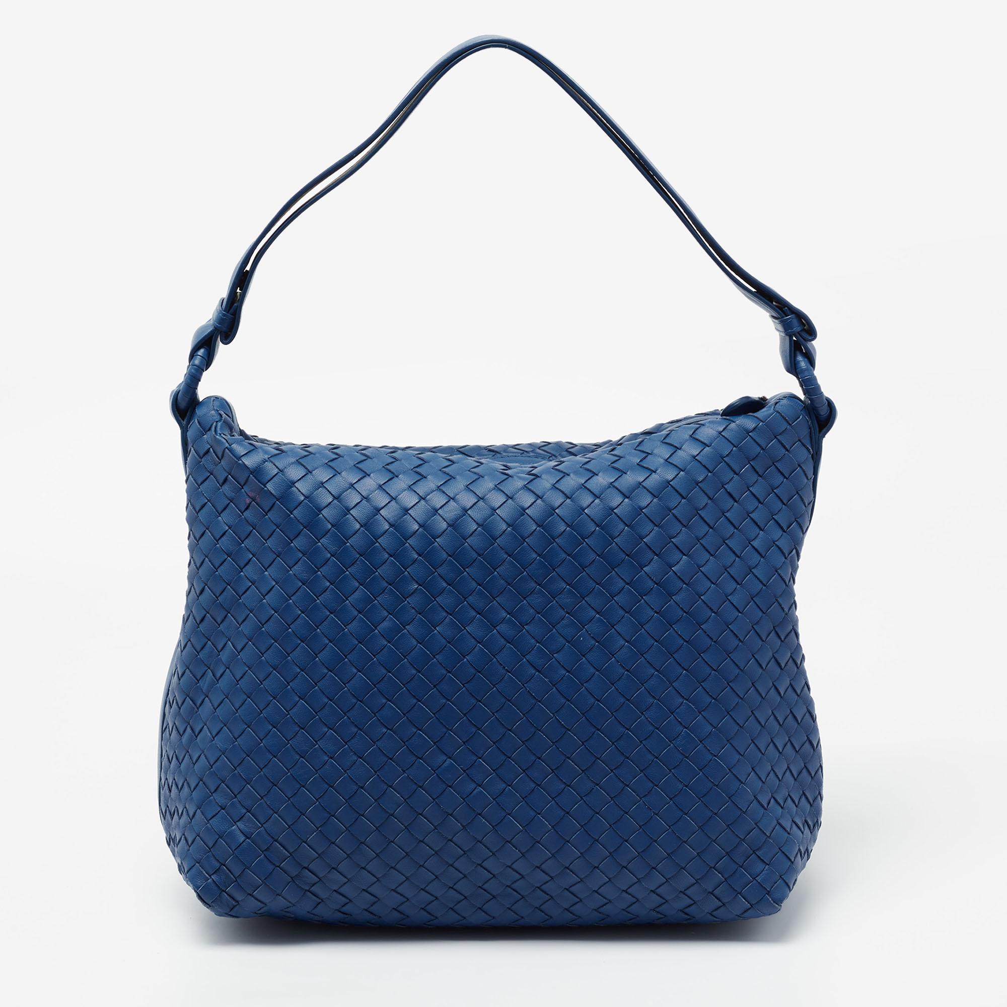 This Bottega Veneta shoulder bag presents the label's artistry in fine craftsmanship and classic designs. Woven in leather using their Intrecciato technique, it features a blue shade, a shoulder handle, and a well-sized interior for your