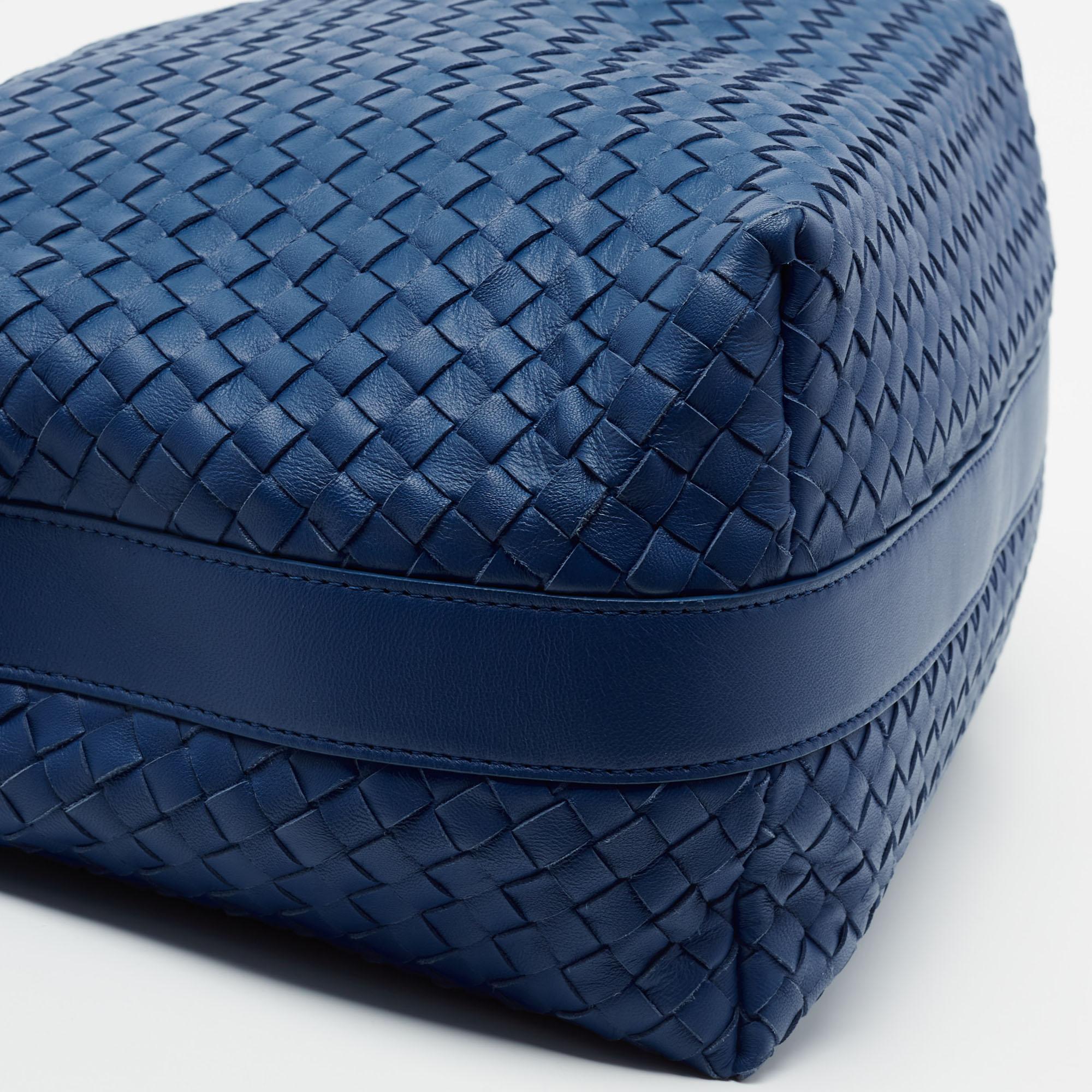 Bottega Veneta Blue Intrecciato Leather Shoulder Bag In Good Condition In Dubai, Al Qouz 2