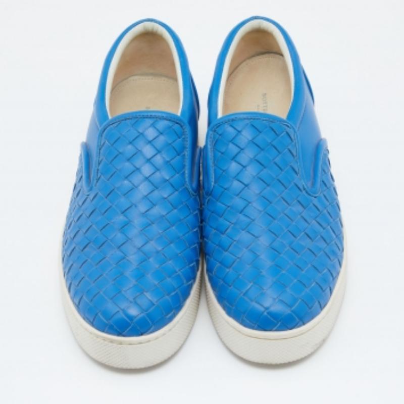 Les baskets sont le meilleur moyen de profiter d'un confort et d'un luxe total, et ces baskets de la maison Bottega Veneta vous offriront tout cela ! Elles sont réalisées en cuir Intrecciato bleu sur l'extérieur et s'enfilent facilement. Ajoutez-les