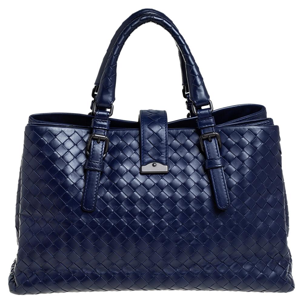 This Bottega Veneta tote is a creation that brings joy to one's sight! It has been beautifully crafted from leather and designed in the signature Intrecciato pattern while being held by two top handles. The bag is also equipped with a flap push-lock
