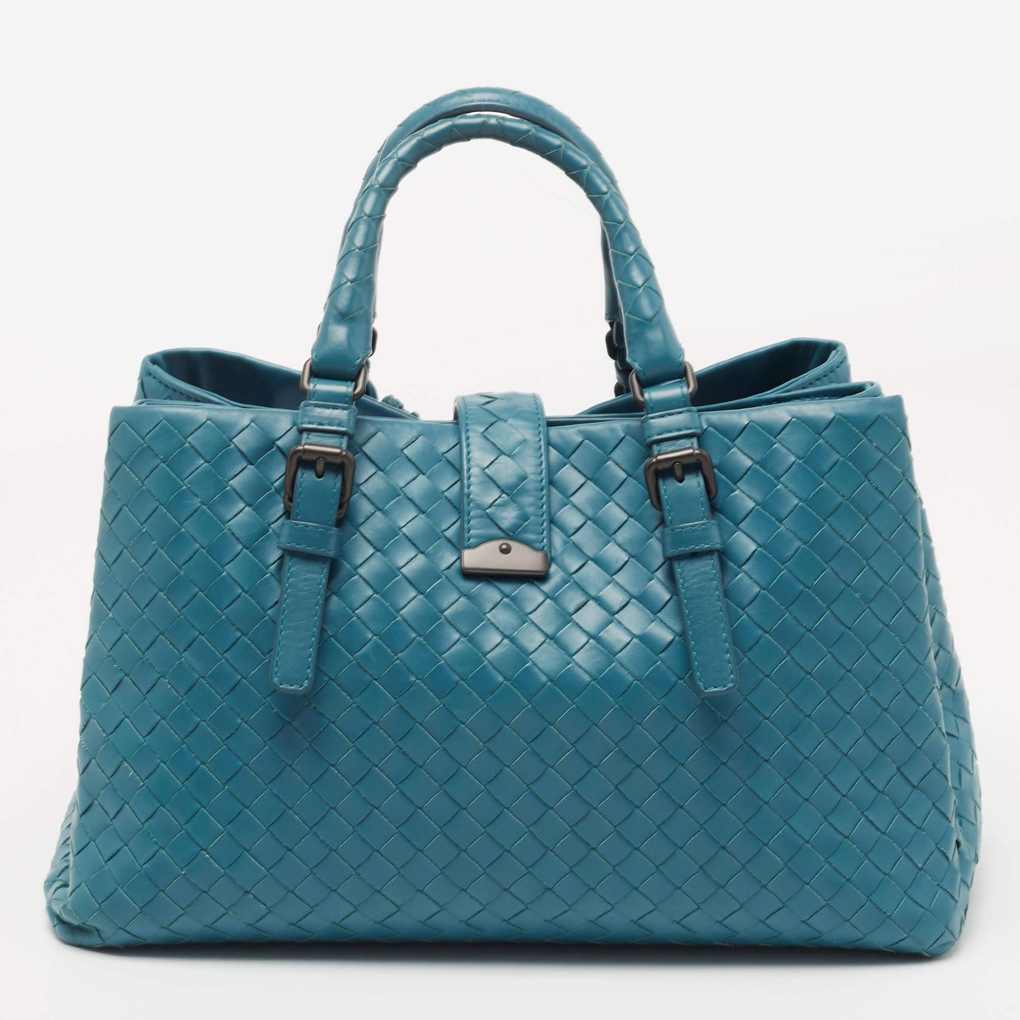 Bottega Veneta's Roma tote is a timeless addition to your accessory edit. The bag is beautifully woven using the Intrecciato technique that strengthens the leather. This blue-hued creation opens to roomy suede compartments. The creation is finished