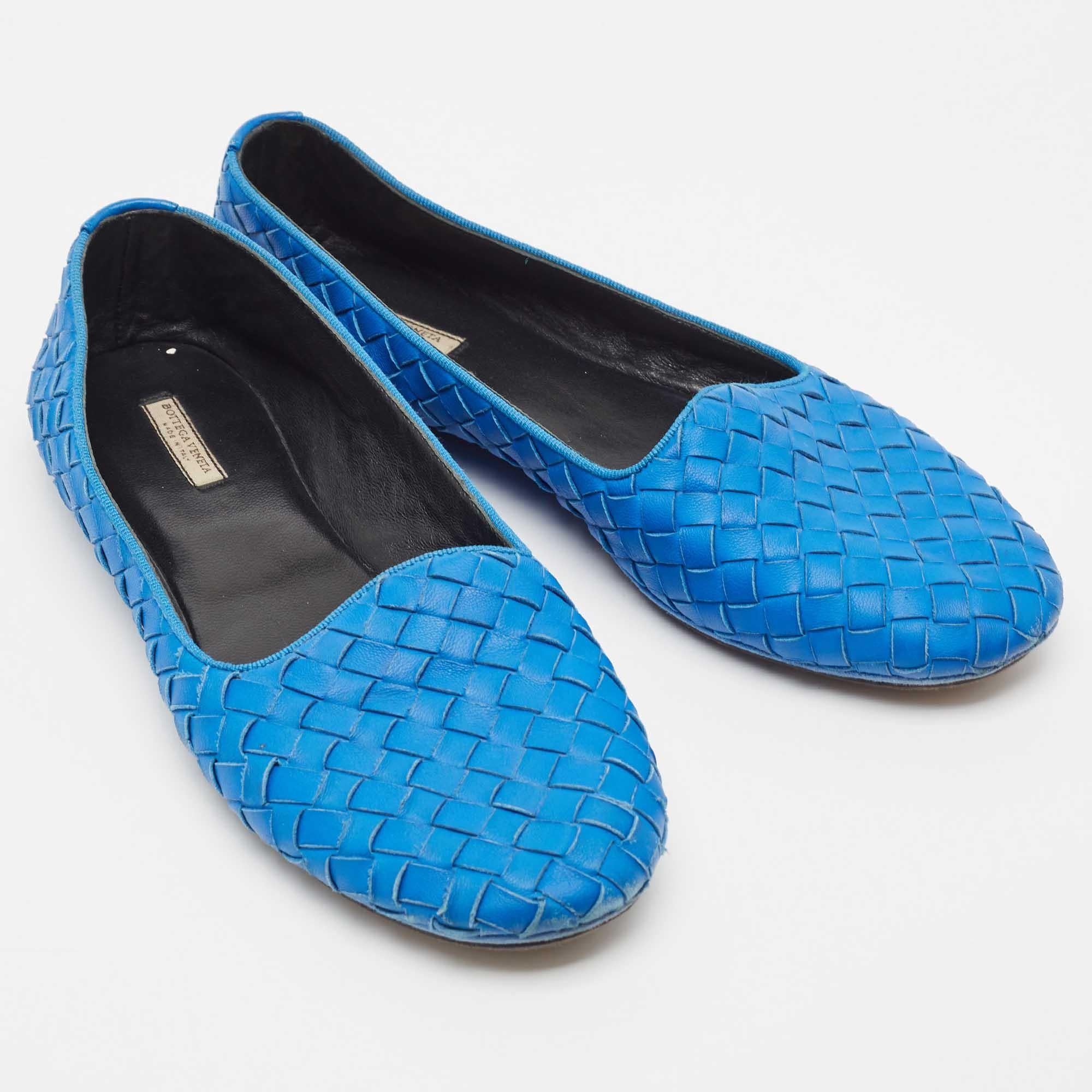 Bottega Veneta Blau Intrecciato Leder Smoking Slippers Größe 37 im Zustand „Gut“ im Angebot in Dubai, Al Qouz 2