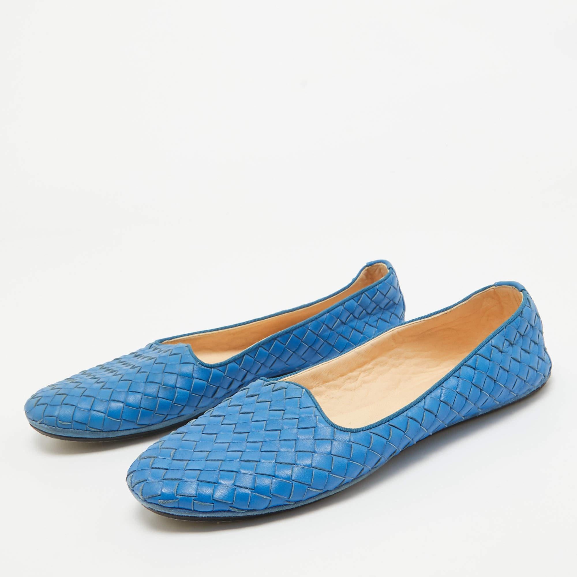Coming from one of the most celebrated fashion house these smoking slippers are known for their brilliant craftsmanship. A seamless mix of comfort and style these smoking slippers will add a refined touch to your ensemble without too much effort.
