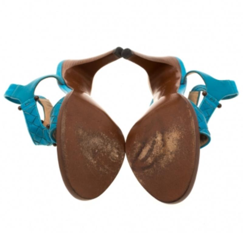 Bottega Veneta Blau Intrecciato Leder-Sandalen mit T-Riemen Größe 37 im Zustand „Gut“ im Angebot in Dubai, Al Qouz 2