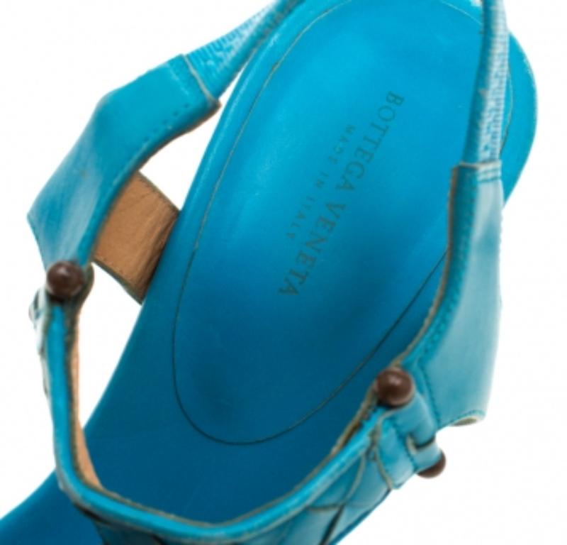 Bottega Veneta Blau Intrecciato Leder-Sandalen mit T-Riemen Größe 37 im Angebot 1