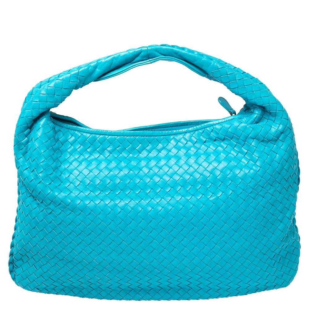 The excellent craftsmanship of this Bottega Veneta hobo ensures a brilliant finish and a rich appeal. Woven from leather in their signature Intrecciato pattern, the blue-hued bag is provided with minimal hardware. It features a loop handle and a top