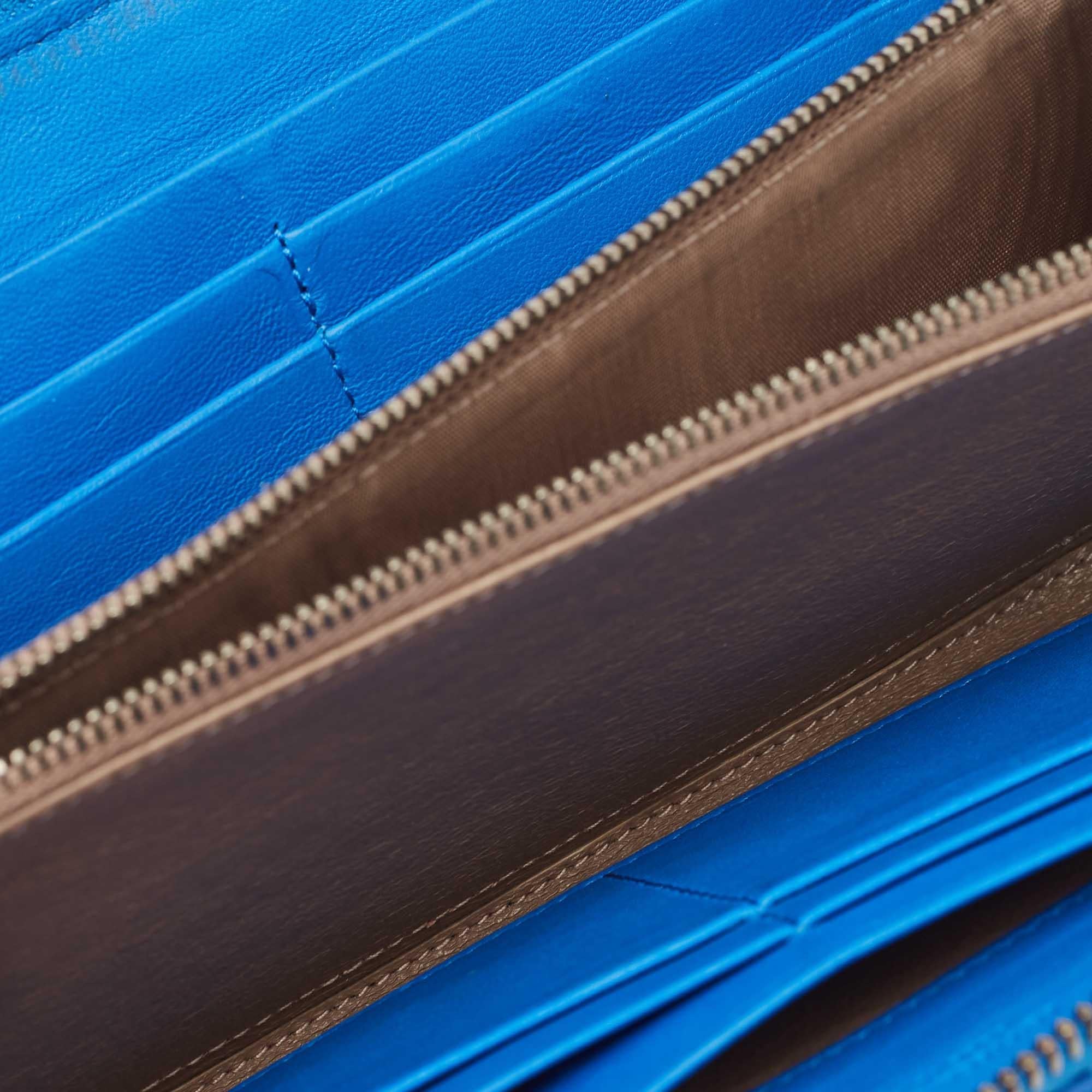 Questo portafoglio di Bottega Veneta è un equilibrio immacolato di raffinatezza e utilità razionale. È stato progettato con materiali di prima qualità e con una finitura elegante. La creazione è dotata di un ampio spazio per le tue necessità