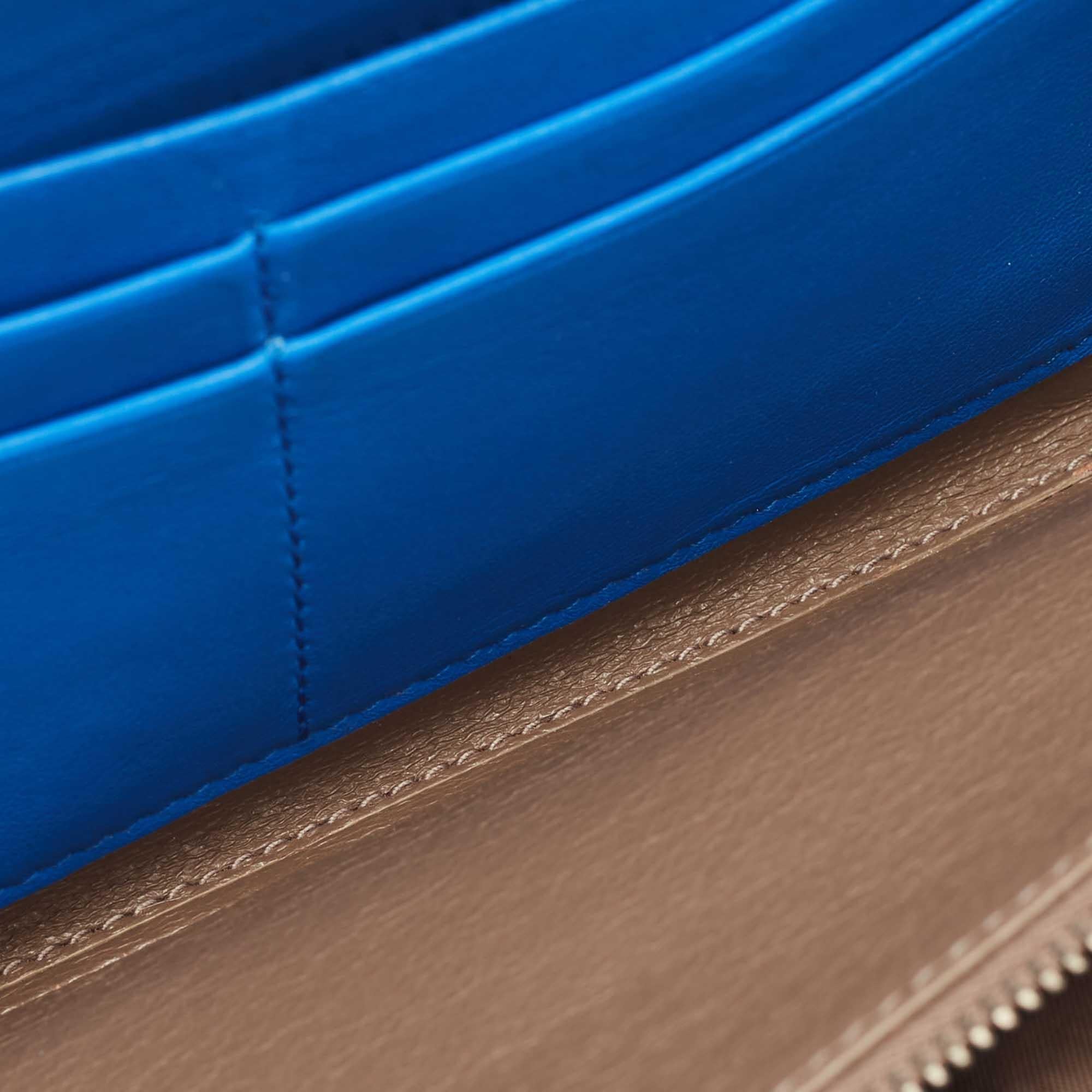 Bottega Veneta Portafoglio con zip in pelle Intrecciato Blu In condizioni ottime in vendita a Dubai, Al Qouz 2