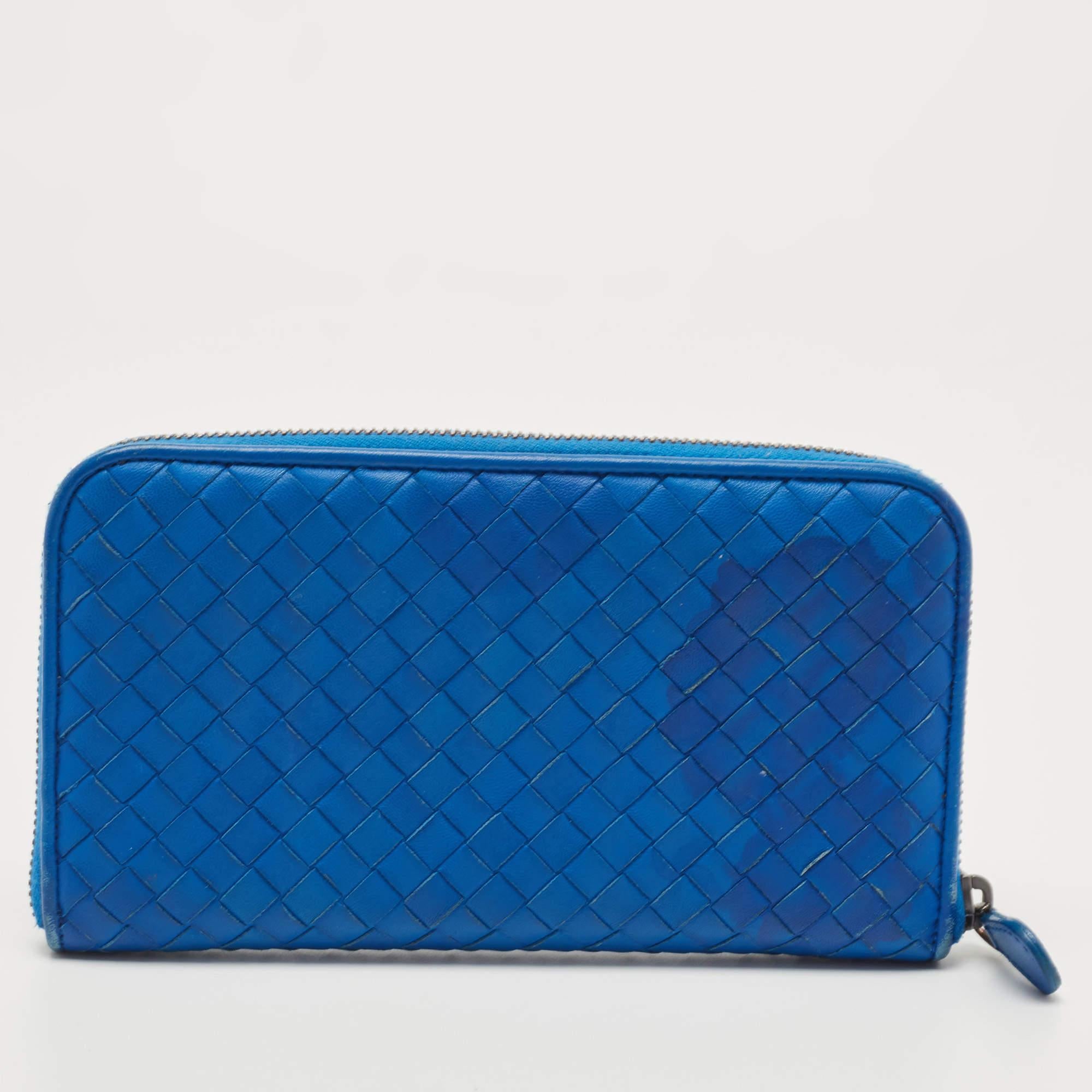 Bottega Veneta Portafoglio con zip in pelle Intrecciato Blu in vendita 1