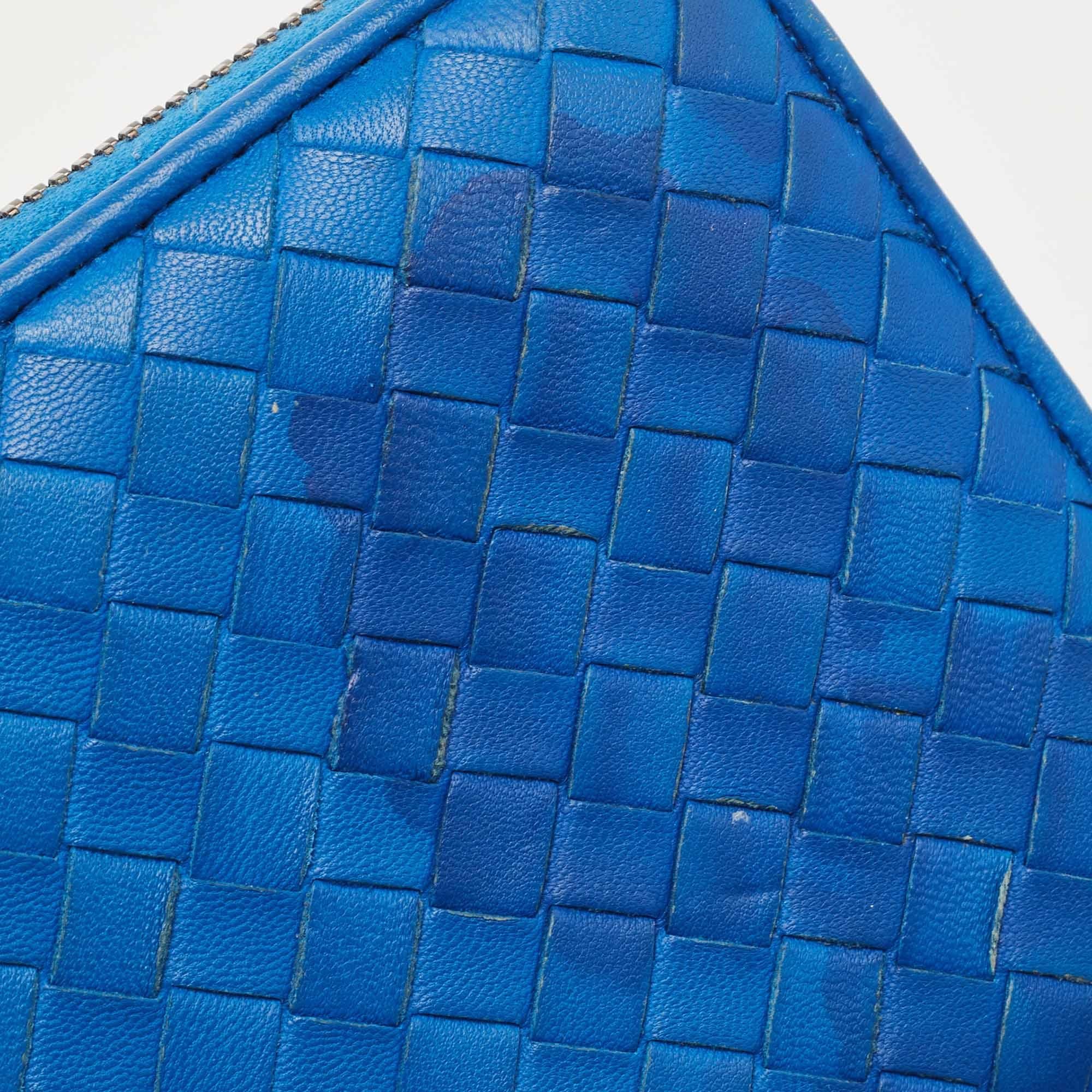 Bottega Veneta Portafoglio con zip in pelle Intrecciato Blu in vendita 2