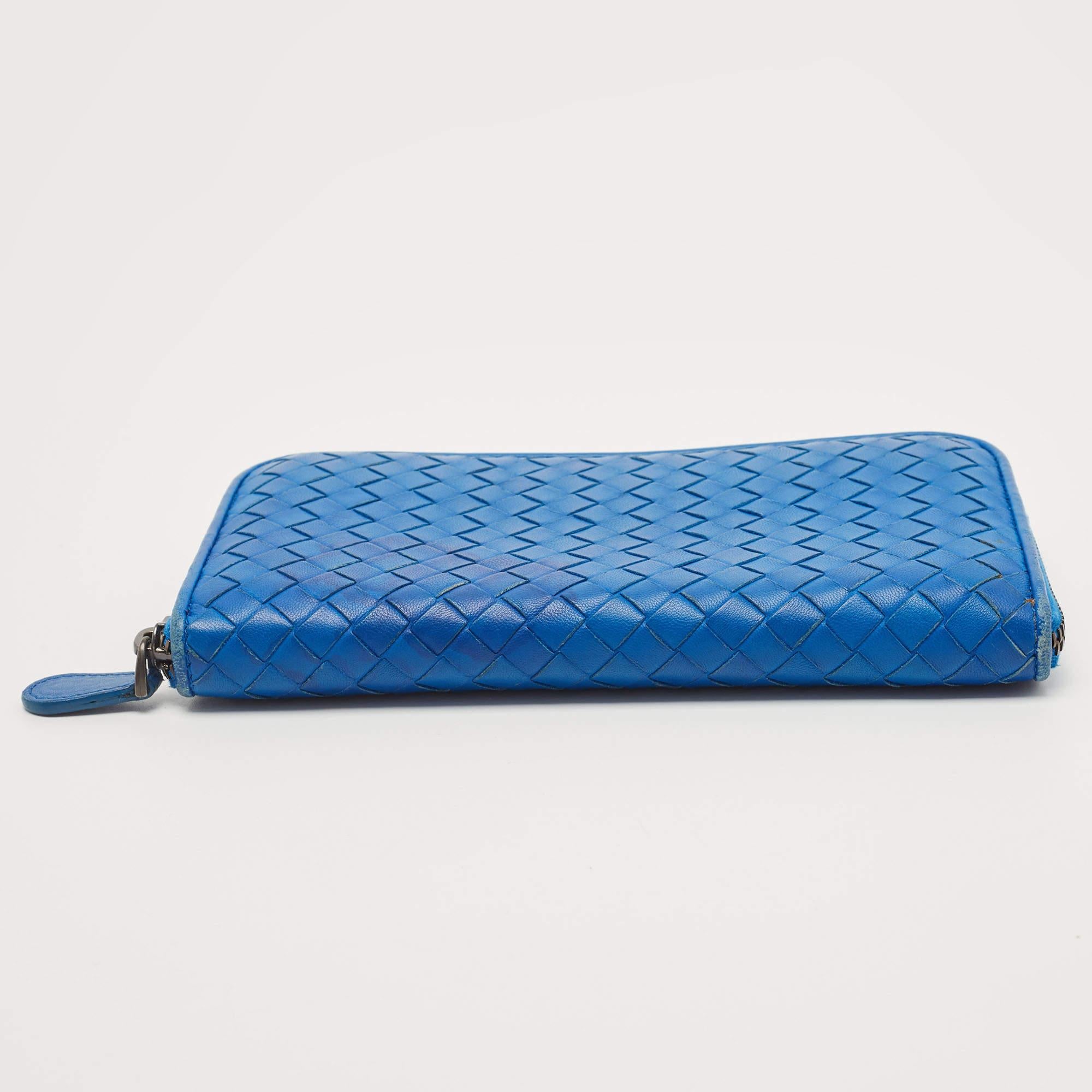 Bottega Veneta Portafoglio con zip in pelle Intrecciato Blu in vendita 4