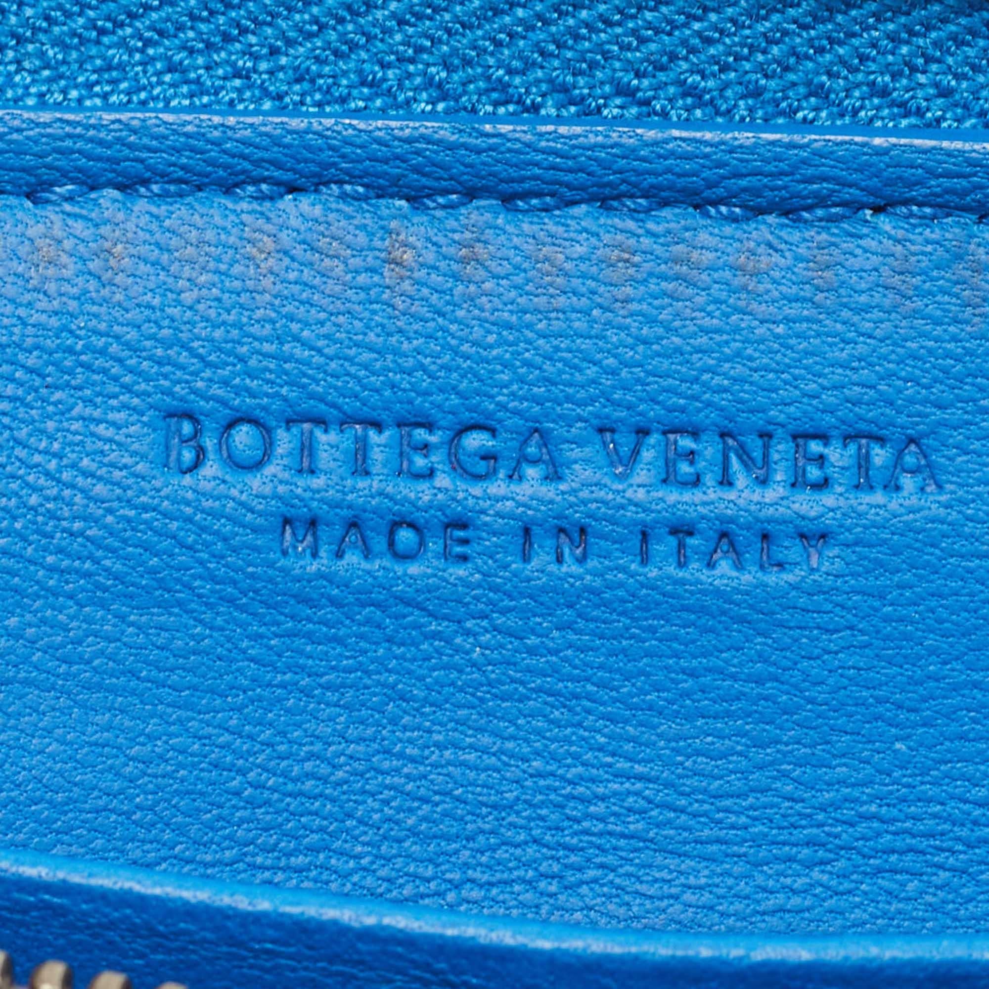 Bottega Veneta Portafoglio con zip in pelle Intrecciato Blu in vendita 5