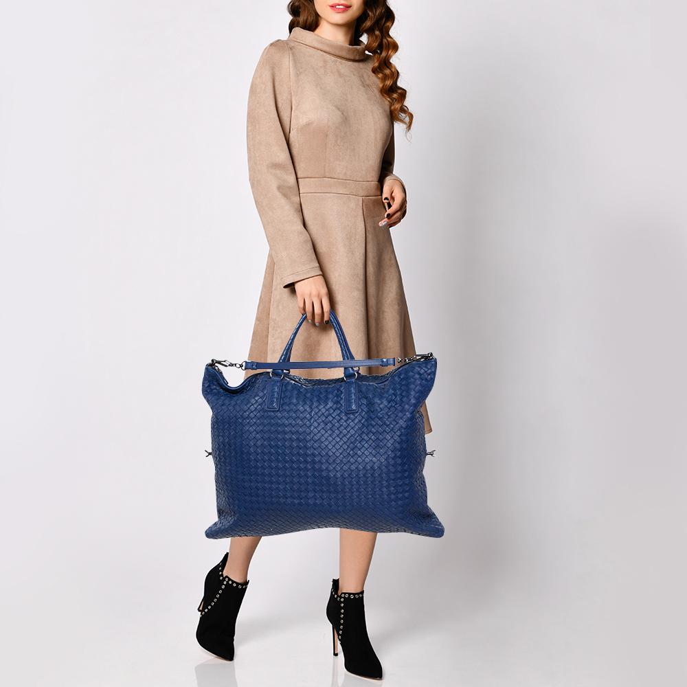 This Bottega Veneta creation is a bag that brings joy to one's sight! It has been beautifully crafted from Nappa leather and designed in their signature Intrecciato pattern, whilst being held by two top handles. The bag is also equipped with a