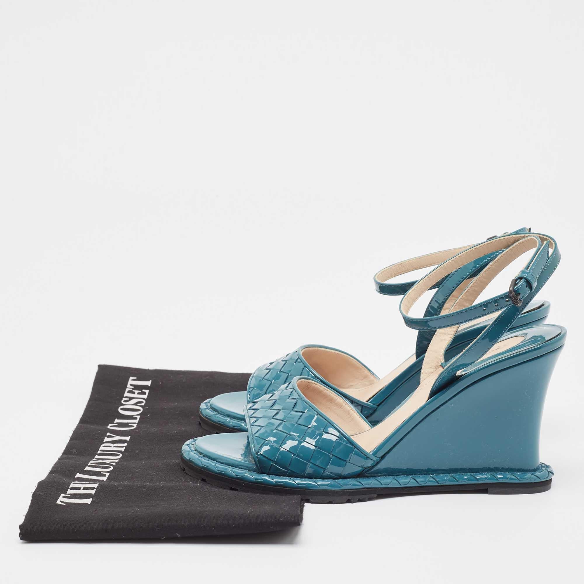 Bottega Veneta Blue Intrecciato Patent Leather Wedge Ankle Strap Sandals Size 36 For Sale 6
